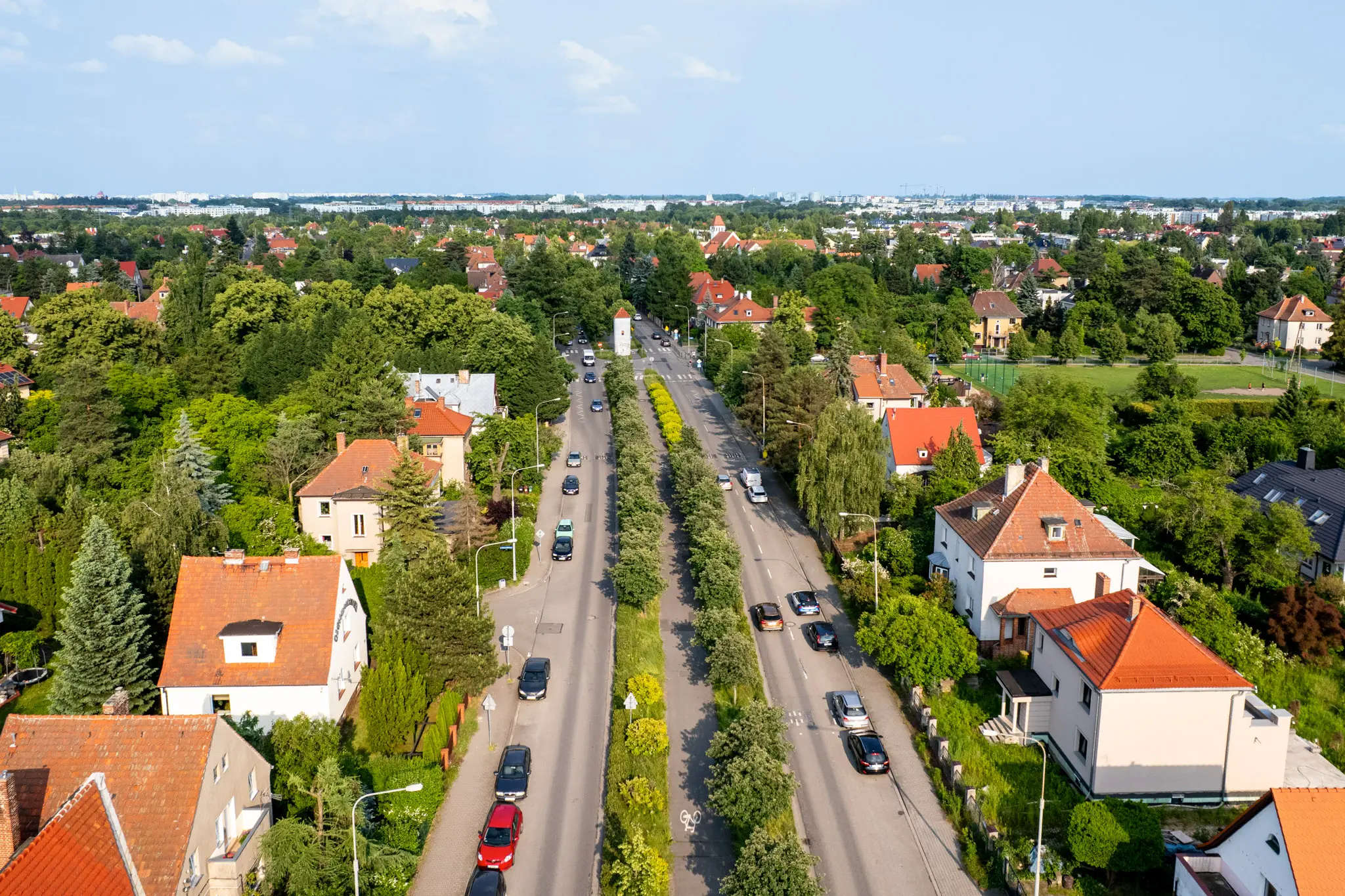 Ścieżka rowerowa przy lei Piastów z powietrza w stronę ul. Kadłubka